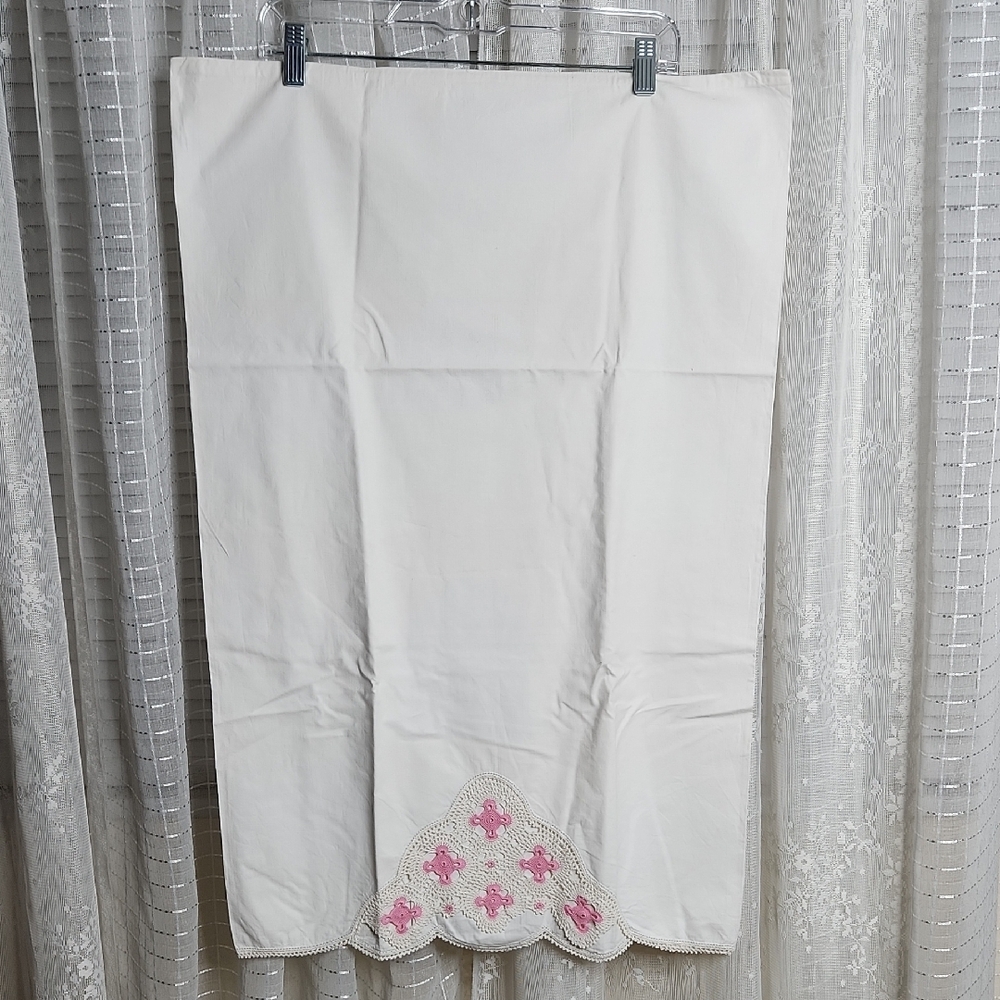 Vintage Hand Crafted White Pillow Cases W/ Pink Floral Crochet Trim Set of 2